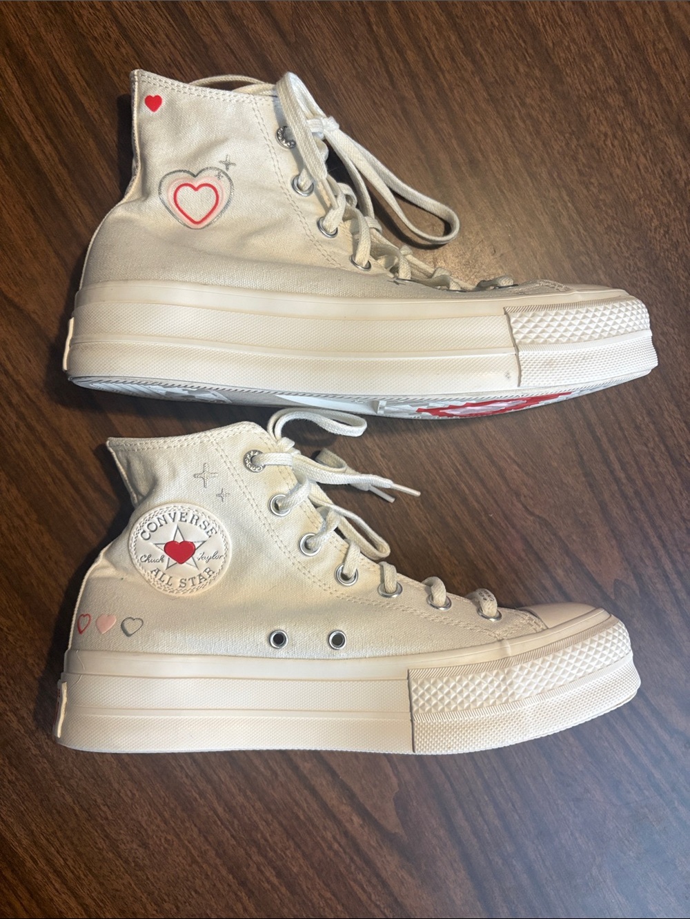Converse Size 8 Chuck Taylor All Star Lift Hi
Y2K Heart Egret
